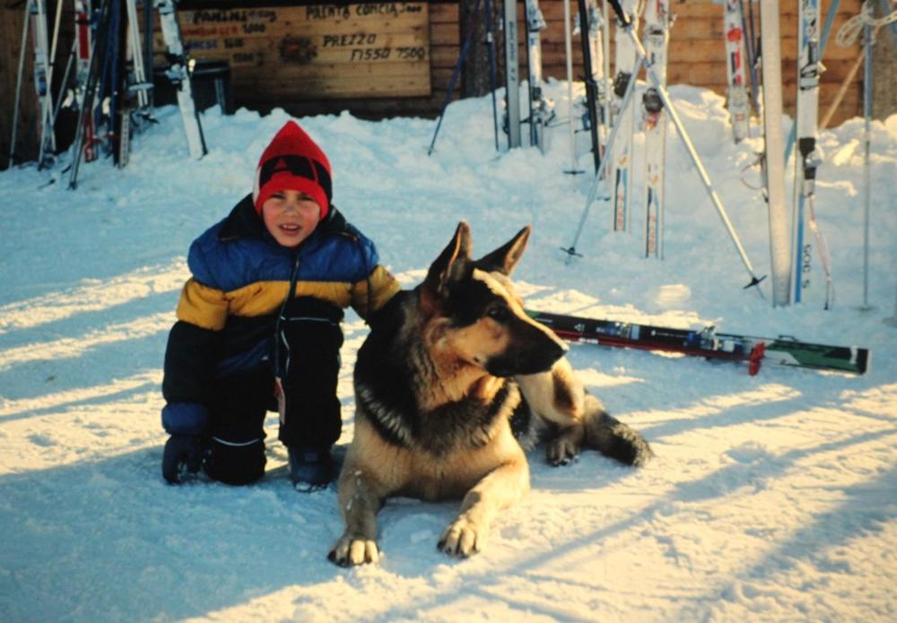 Davide Bergamaschi da bambino sulla neve con il pastore tedesco di famiglia